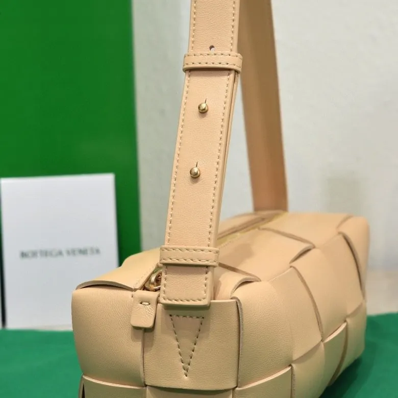 Batch 1420 BV autumn and winter beautiful armpit bag, breaking your definition of armpits BOTTEGA's new BRICK CASSETTE is small and exquisite, breaking the definition of underarms without capacity. It is no longer a small waste bag, but also a classic woven style. Why not buy such a bag? The soft sheepskin material shows a sense of luxury. Style number: 9305 Size: 23.5*10*10cm